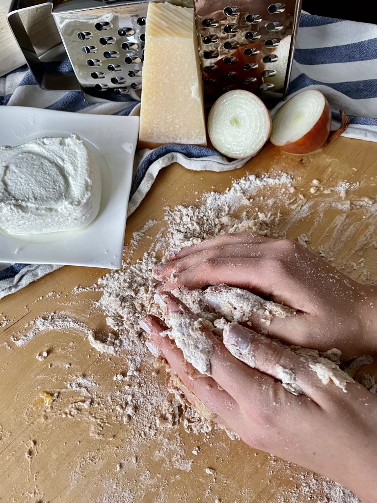 Teig kneten für die Schlutzkrapfen