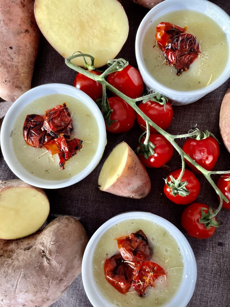 Kartoffelsuppe anrichten und genießen