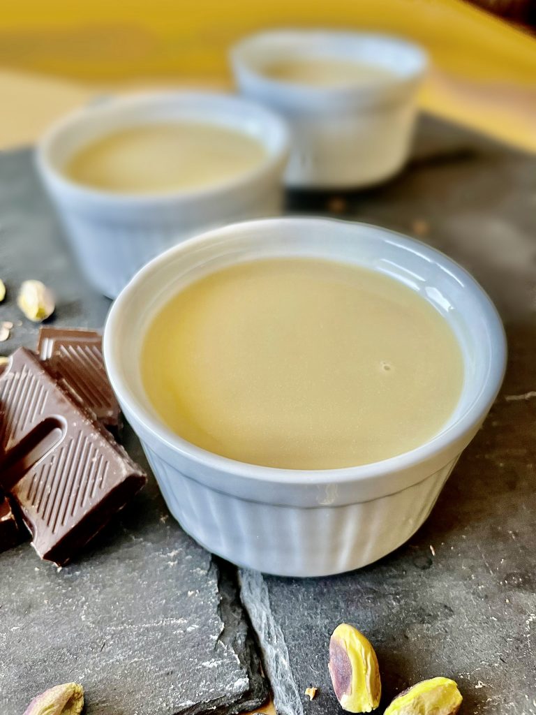 Panna cotta in Fröschen füllen und kaltstellen 