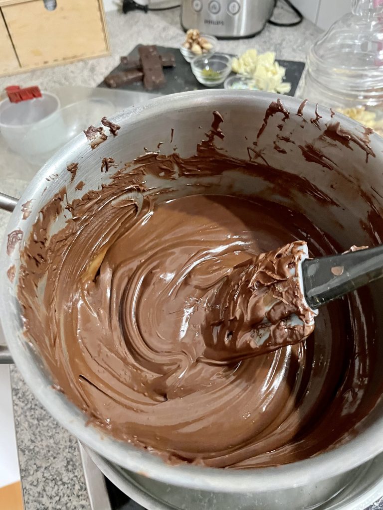 Schokolade für unser Schokoladenei über Wasserbad schmelzen