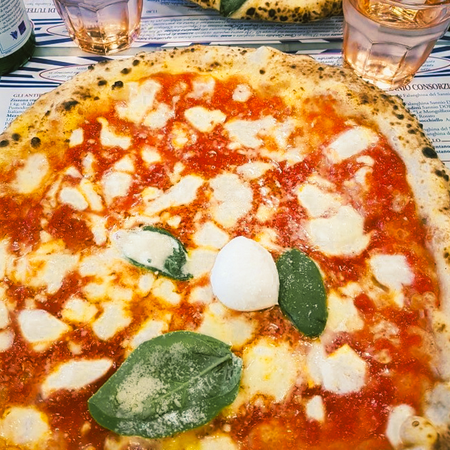 Pizza Margherita mit Basilikum